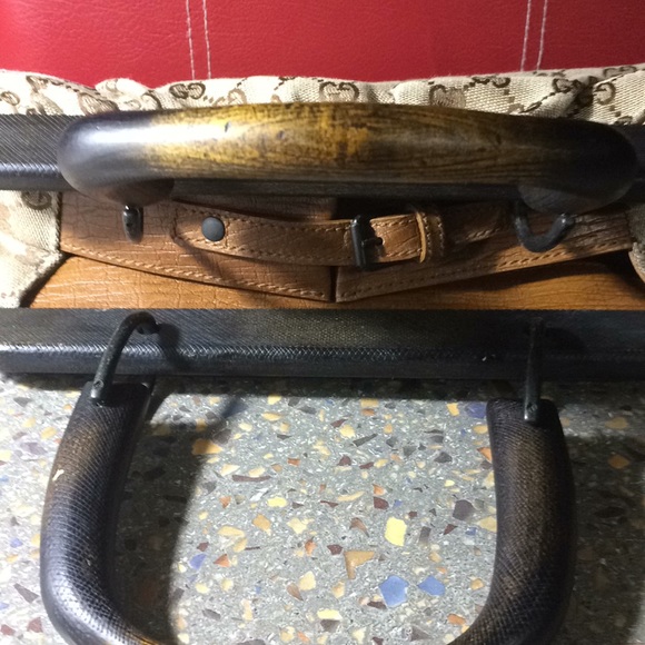 Vintage Gucci handbag with signature bamboo handle - Picture 4 of 6